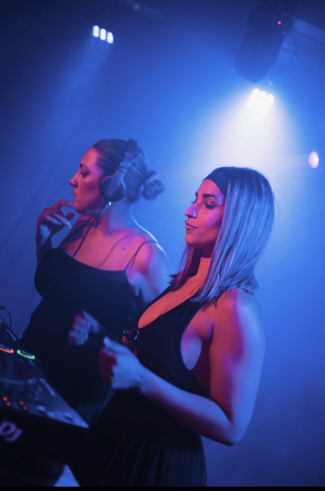 Artistas de White Fusion juntas en cabina